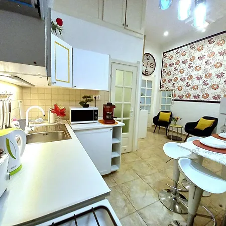 Mariann's Modern In The Center Apartment *